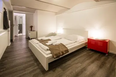 Ein Bett oder Betten in einem Zimmer der Unterkunft Quiet Courtyard Apartment (KB6)