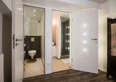Ein Badezimmer in der Unterkunft Quiet Courtyard Apartment (KB6)