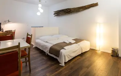 Ein Bett oder Betten in einem Zimmer der Unterkunft Quiet Courtyard Apartment (KB6)