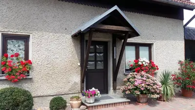 Das Gebäude in dem sich das Ferienhaus befindet
