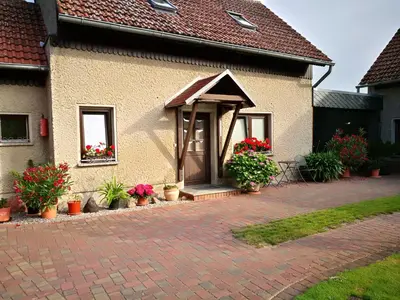 Das Gebäude in dem sich das Ferienhaus befindet
