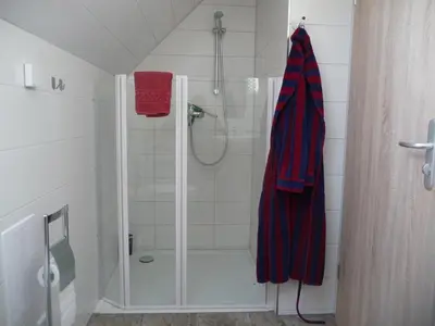 Ein Badezimmer in der Unterkunft NR- Fewo mit Ladestation für E-Autos