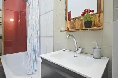 Ein Badezimmer in der Unterkunft Quiet Courtyard Apartment (PB1)