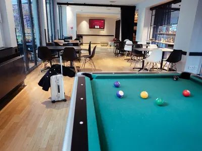 Ein Billardtisch in der Unterkunft aletto Hotel Kudamm