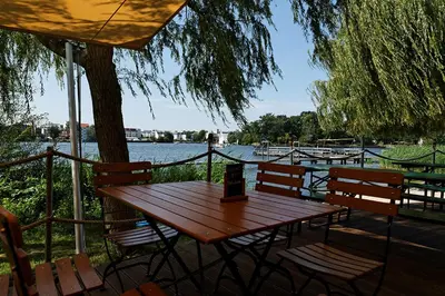 Blick auf einen Fluss in der Nähe des Hotels