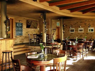 Ein Restaurant oder anderes Speiselokal in der Unterkunft Seminar- und Gästehaus Flussbad Gartenstrasse