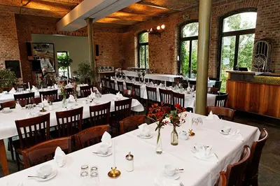 Ein Restaurant oder anderes Speiselokal in der Unterkunft Seminar- und Gästehaus Flussbad Gartenstrasse