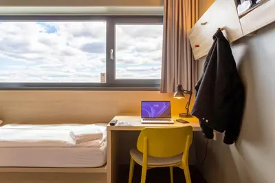 Ein Bett oder Betten in einem Zimmer der Unterkunft MEININGER Hotel Berlin Airport