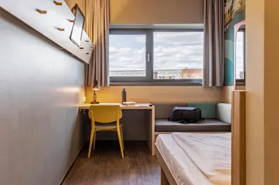 Ein Bett oder Betten in einem Zimmer der Unterkunft MEININGER Hotel Berlin Airport