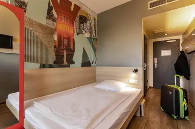 Ein Bett oder Betten in einem Zimmer der Unterkunft MEININGER Hotel Berlin Airport