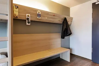 Ein Bett oder Betten in einem Zimmer der Unterkunft MEININGER Hotel Berlin Airport
