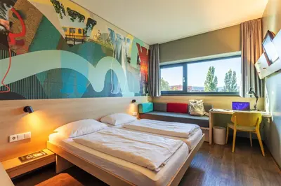 Ein Bett oder Betten in einem Zimmer der Unterkunft MEININGER Hotel Berlin Airport