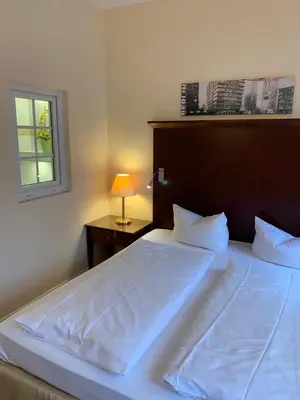 Ein Bett oder Betten in einem Zimmer der Unterkunft Berliner Hof
