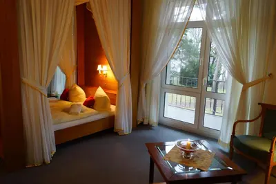 Ein Bett oder Betten in einem Zimmer der Unterkunft Waldhotel am See Berlin-Schmöckwitz