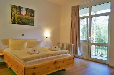 Ein Bett oder Betten in einem Zimmer der Unterkunft Waldhotel am See Berlin-Schmöckwitz