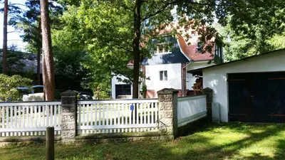 Das Gebäude in dem sich das Ferienhaus befindet