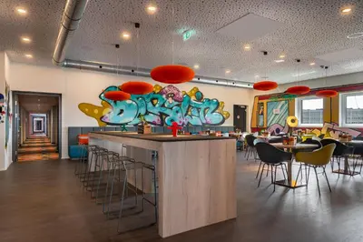 Ein Restaurant oder anderes Speiselokal in der Unterkunft Holiday Inn - the niu, Hide Berlin Friedrichshain by IHG