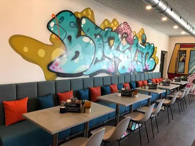 Ein Sitzbereich in der Unterkunft Holiday Inn - the niu, Hide Berlin Friedrichshain by IHG