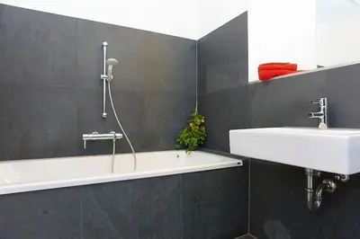 Ein Badezimmer in der Unterkunft Spacious Studio Apartment Friedrichshain