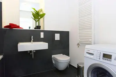 Ein Badezimmer in der Unterkunft Spacious Studio Apartment Friedrichshain