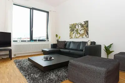 Ein Sitzbereich in der Unterkunft Spacious Studio Apartment Friedrichshain