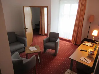 Ein Sitzbereich in der Unterkunft Hotel Markgraf