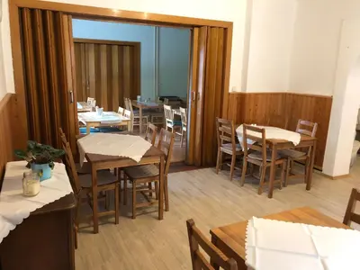 Ein Restaurant oder anderes Speiselokal in der Unterkunft Riverside Inn