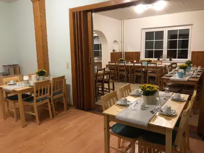 Ein Restaurant oder anderes Speiselokal in der Unterkunft Riverside Inn