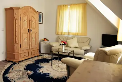 Ein Sitzbereich in der Unterkunft Hotel Normandie