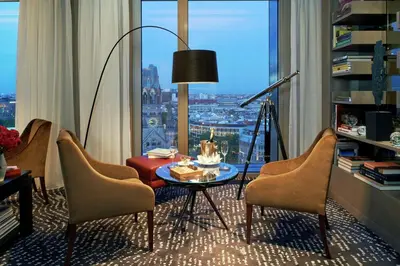 Ein Sitzbereich in der Unterkunft Waldorf Astoria Berlin