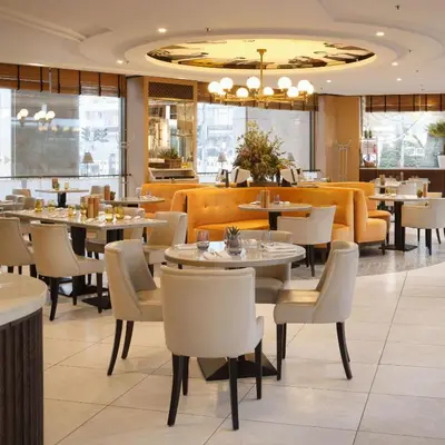 Ein Sitzbereich in der Unterkunft Waldorf Astoria Berlin