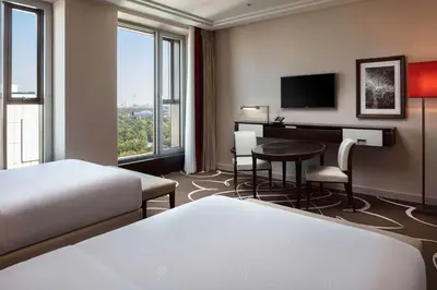 Ein Bett oder Betten in einem Zimmer der Unterkunft Waldorf Astoria Berlin