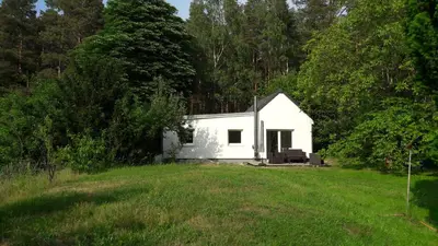 Ein Garten an der Unterkunft Cottage am Wald bei Berlin