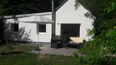 Ein Garten an der Unterkunft Cottage am Wald bei Berlin