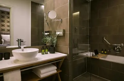 Ein Badezimmer in der Unterkunft The Posthouse Berlin Potsdamer Platz- Leonardo Limited Edition