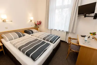 Ein Bett oder Betten in einem Zimmer der Unterkunft Hotel Albena - garni Hotel