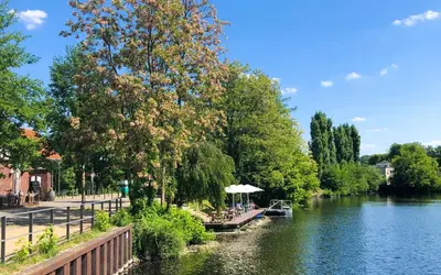 Blick auf einen Fluss in der Nähe des Aparthotels