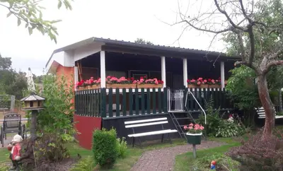 Ein Garten an der Unterkunft Mobile-Home