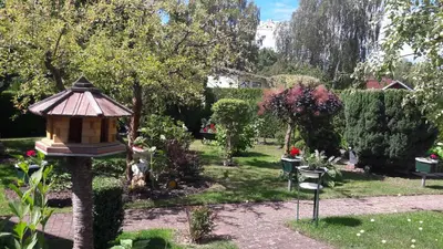 Ein Garten an der Unterkunft Mobile-Home