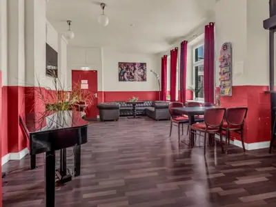 Ein Sitzbereich in der Unterkunft Ballhaus Berlin Hostel