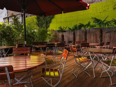 Ein Restaurant oder anderes Speiselokal in der Unterkunft Ballhaus Berlin Hostel