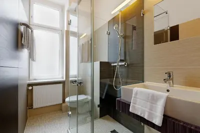 Ein Badezimmer in der Unterkunft Ballhaus Berlin Hostel
