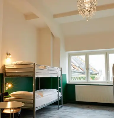 Ein Bett oder Betten in einem Zimmer der Unterkunft Ballhaus Berlin Hostel
