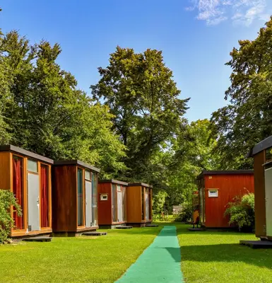 Ein Garten an der Unterkunft EASY Lodges Berlin