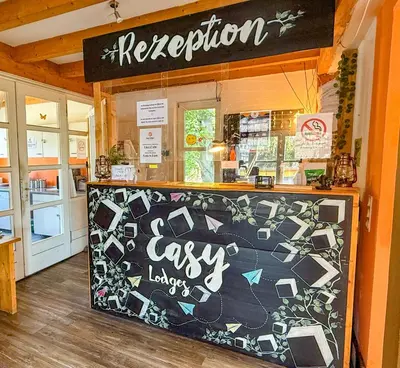 Lobby/Rezeption in der Unterkunft EASY Lodges Berlin