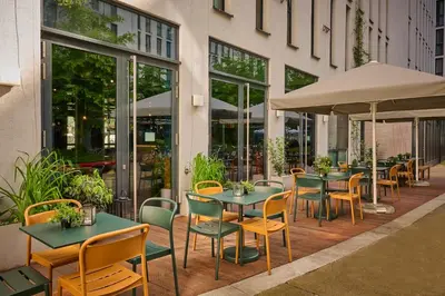 Ein Restaurant oder anderes Speiselokal in der Unterkunft Generator Berlin Alexanderplatz