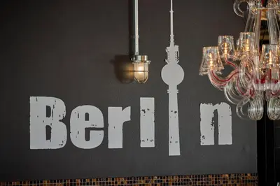 Ein Zertifikat, Auszeichnung, Logo oder anderes Dokument, das in der Unterkunft Generator Berlin Alexanderplatz ausgestellt ist
