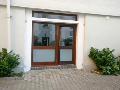 Eine Fassade oder ein Eingang zu S74