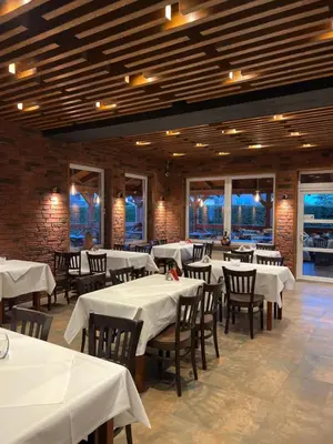 Ein Restaurant oder anderes Speiselokal in der Unterkunft Hotel Rosengarten