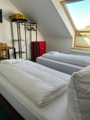 Ein Bett oder Betten in einem Zimmer der Unterkunft Hotel Rosengarten
